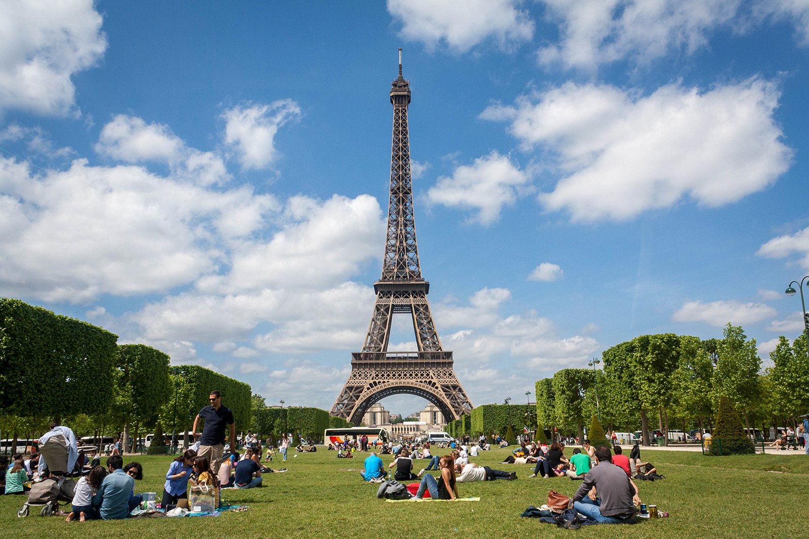 Эйфелева башня снова открыта дня туристов - Фото