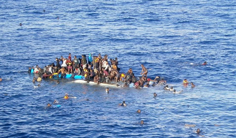 Лодка с 36 мигрантами опрокинулась у побережья Ливии - Фото