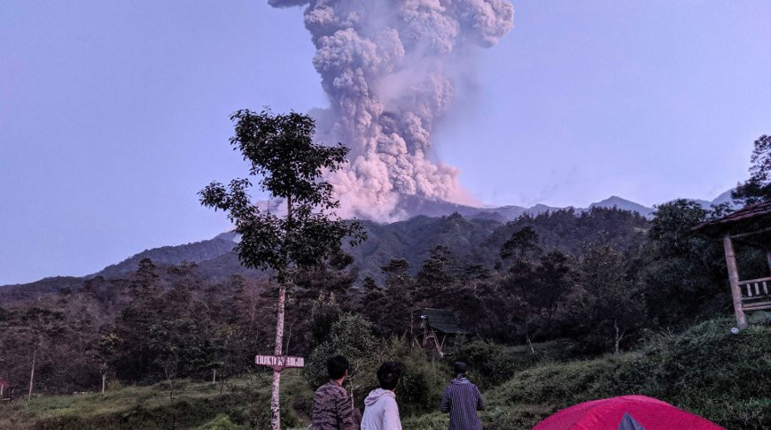 В Индонезии сново произошло извержение вулкана Мерапи - Фото