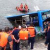 На юго-западе Китая автобус со школьниками упал в водохранилище - Фото