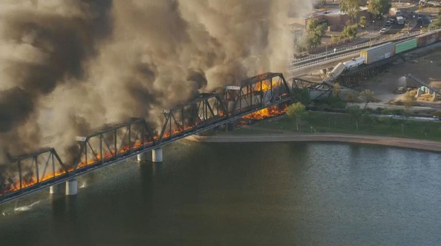 В Аризоне загорелся сошедший с рельсов поезд - Фото