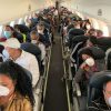 Две женщины отказавшийся надеть маску в самолете заплатили штраф 1000 евро каждая - Фото