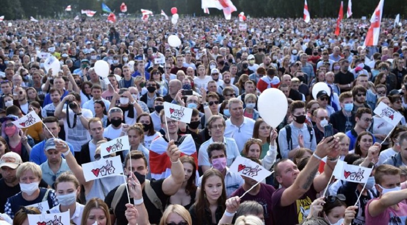 В Минске на митинг Тихановской пришло около 34 тыс. человек - Фото