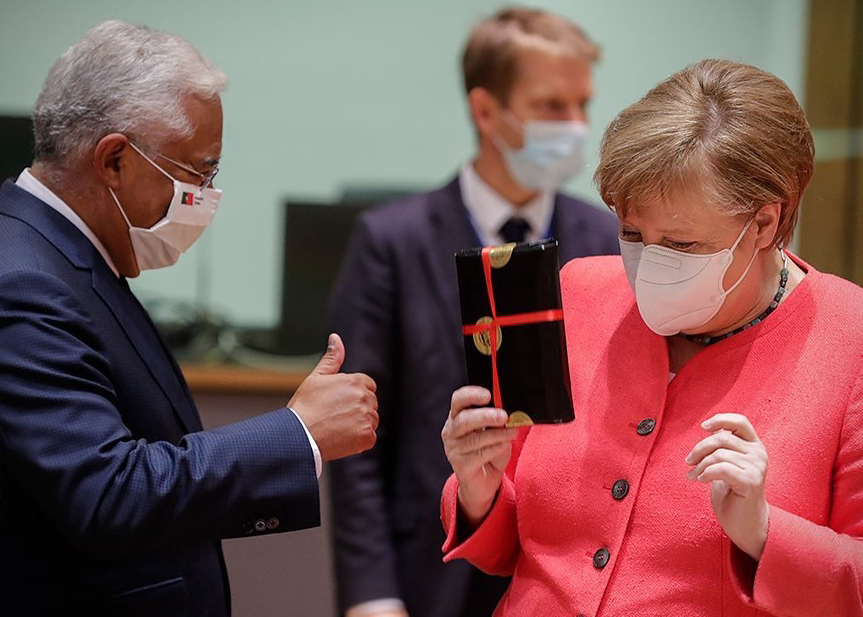 На саммите ЕС другие главы государств поздравили Меркель с днем ​​рождения - Фото
