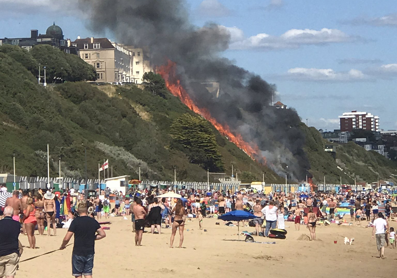 На популярном пляже в Англии вспыхнул пожар - Фото