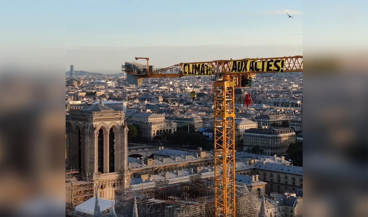 Greenpeace вывесили на кране у Нотр-Дам баннер с призывом решить проблемы экологии - Фото