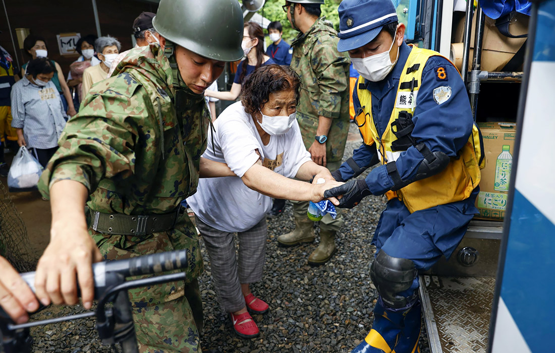 В Японии из-за наводнений и оползней погибли более 60 человек - Фото