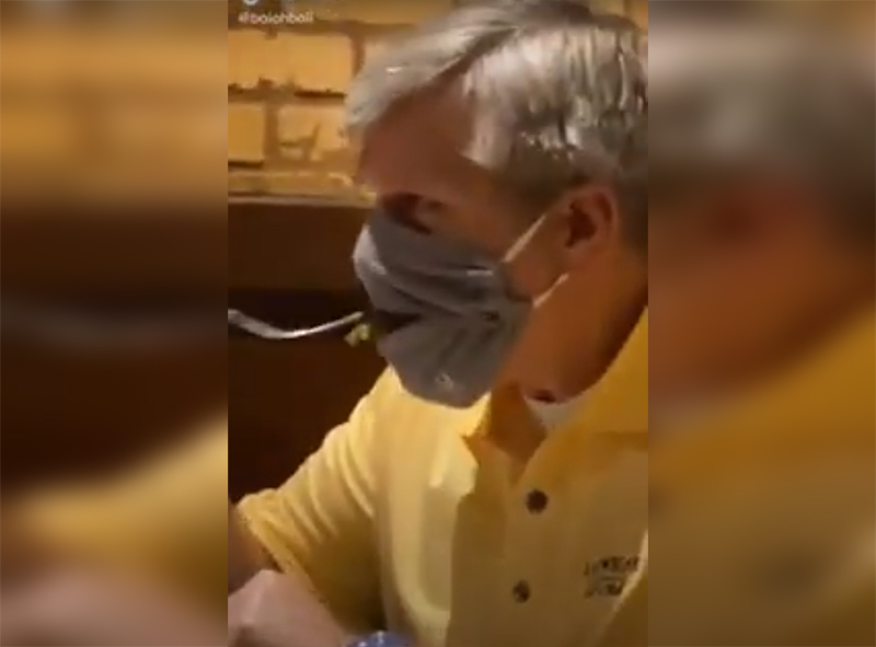 В США посетителей ресторана привлекла внимание пара которая была в масках во время еды - Фото