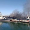 На американской военно-морской базе в Сан-Диего загорелся корабль - Фото