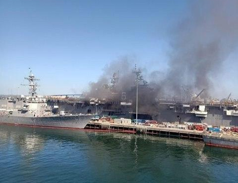 На американской военно-морской базе в Сан-Диего загорелся корабль - Фото