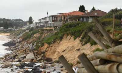 На восточное побережье Австралии обрушились огромные волны - Фото