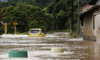 В Японии проливные дожди вызвали массовые наводнения и оползни - Фото