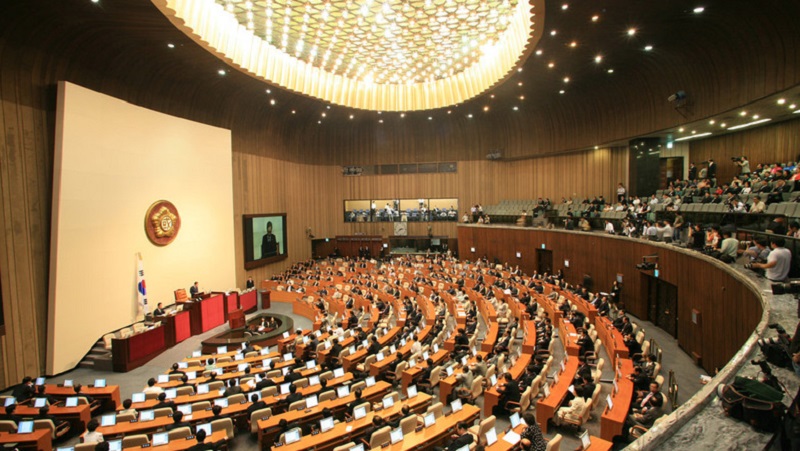 Парламент Южной Кореи приостановил работу из-за коронавируса у журналиста - Фото