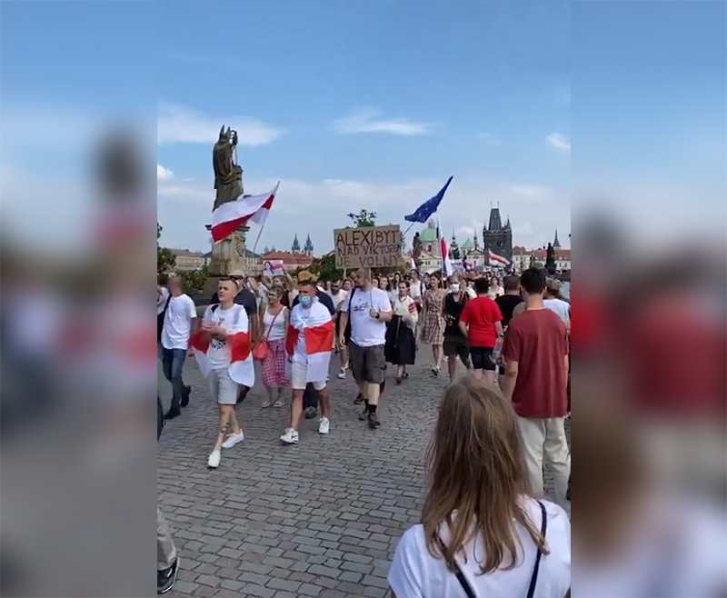 Сотни человек вышли на акцию солидарности с Беларусью в Праге - Фото