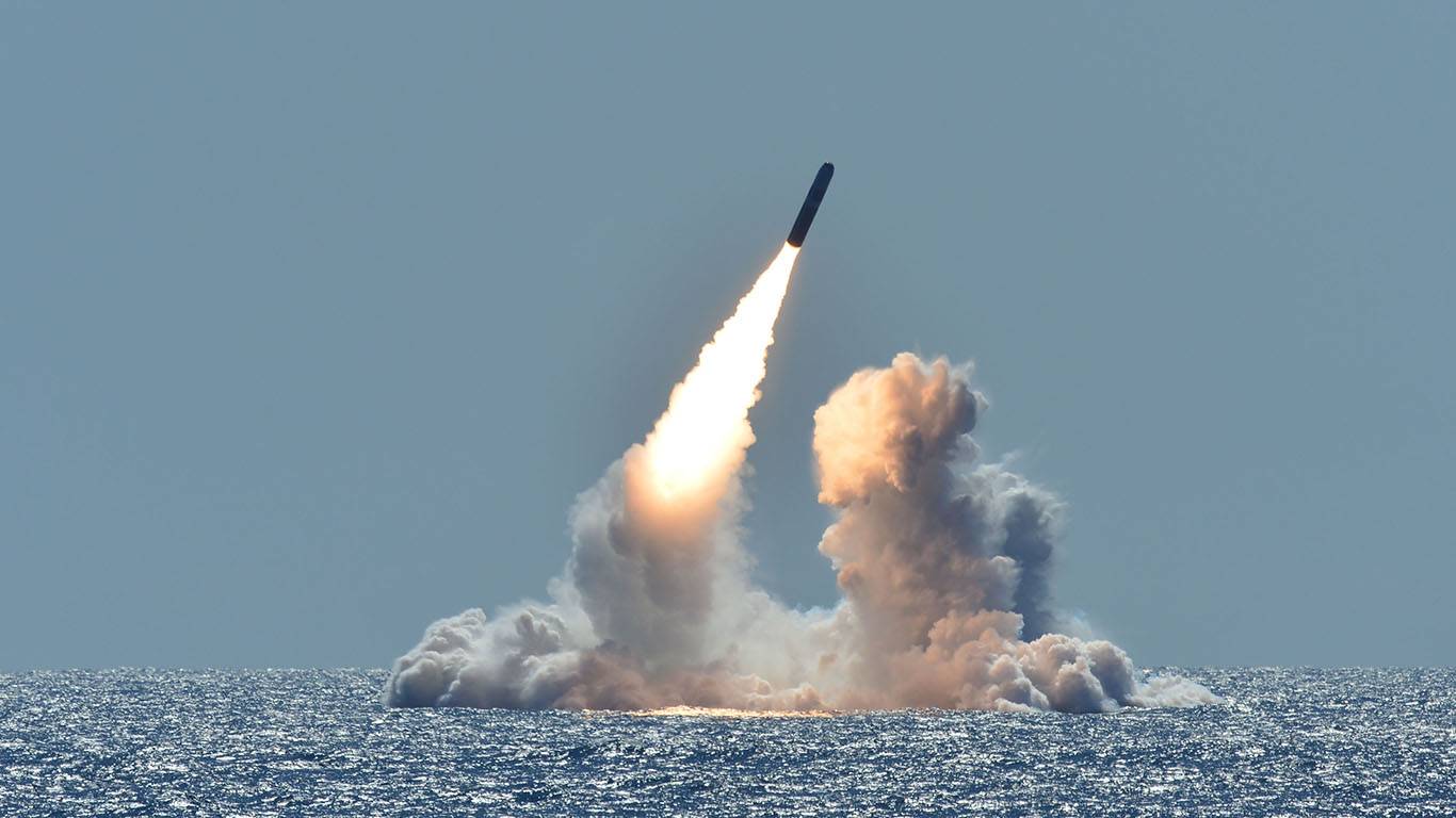 Китай запустил две ракеты как предупреждение США - Фото