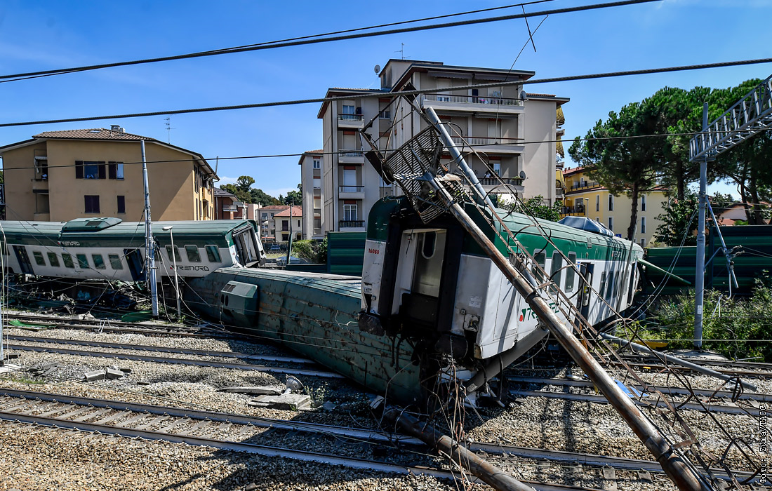 В Италии сошел с рельсов пригородный поезд без машиниста - Фото