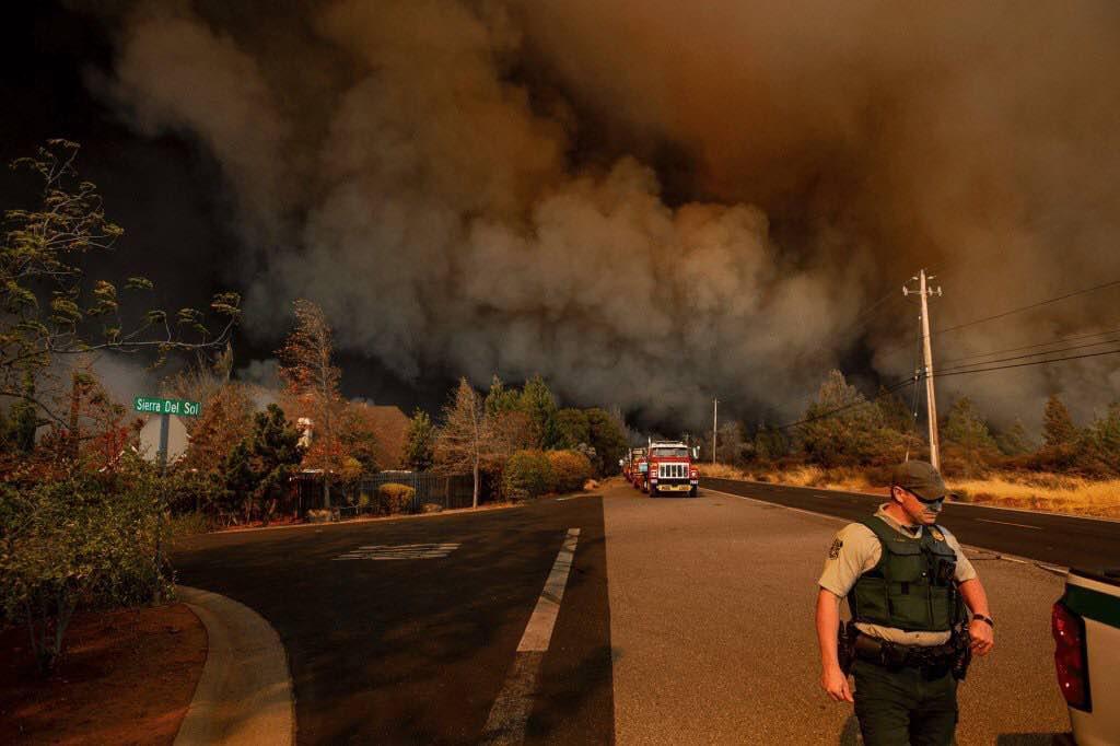 В результате лесных пожаров в Калифорнии погибли 5 человек - Фото
