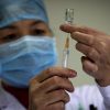 В Китае уже вовсю вакцинирует медиков от коронавируса - Фото