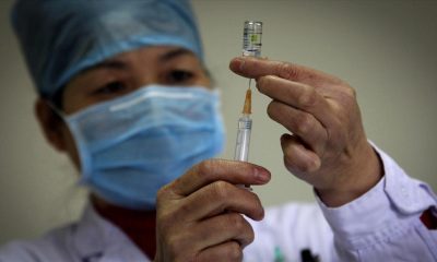 В Китае уже вовсю вакцинирует медиков от коронавируса - Фото