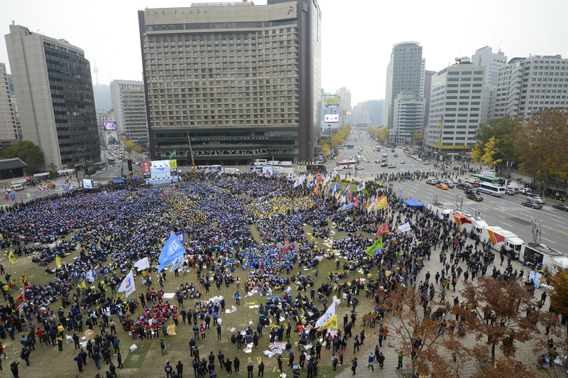 Тысячи людей вышли на улицы Сеула с требованием отставки президента Южной Кореи - Фото
