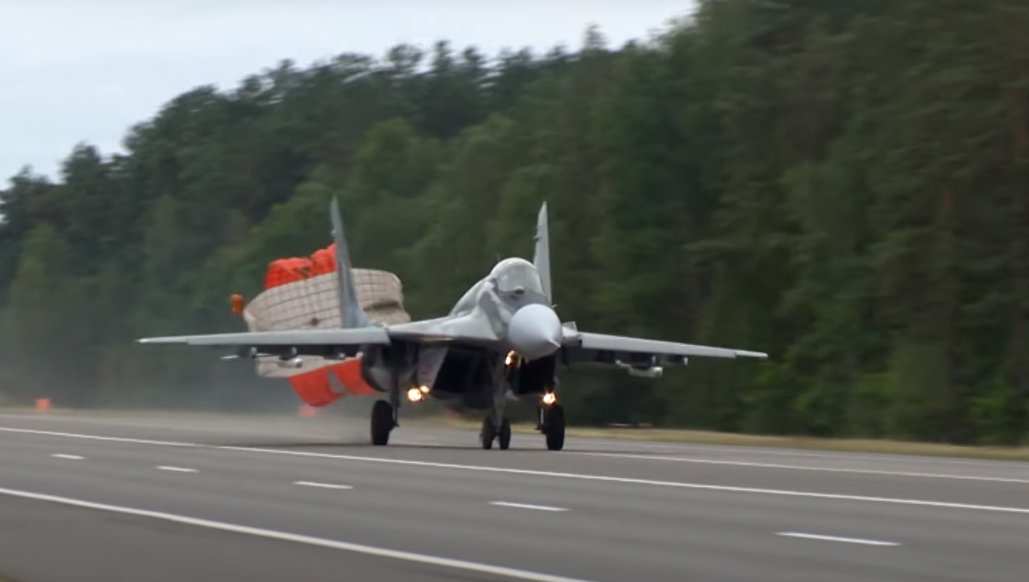 Белорусские летчики посадили на трассу М1 военные самолеты - Фото