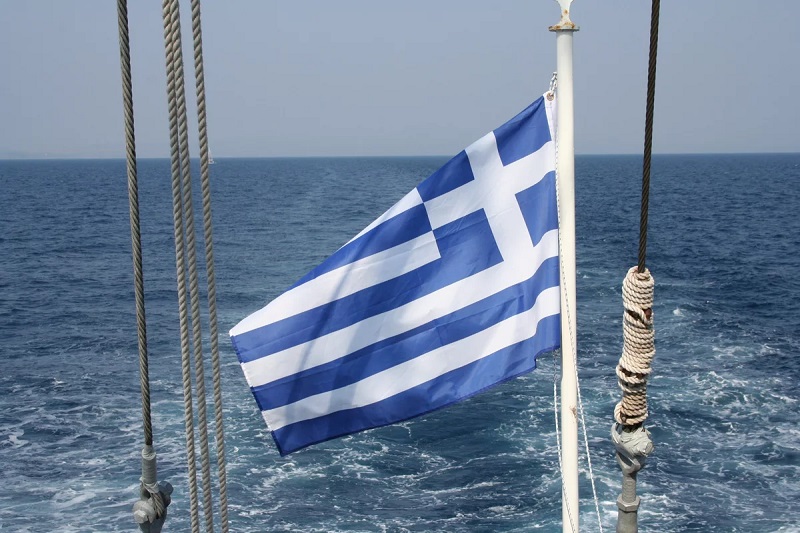 Государственный флаг судна. Флагшток на корабле. Флаг на корабле. Лаг на судне. Корабль с флагом Греции.
