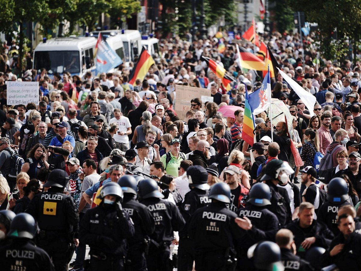 Около 300 человек задержаны в Берлине на акциях протеста против мер по COVID-19 - Фото