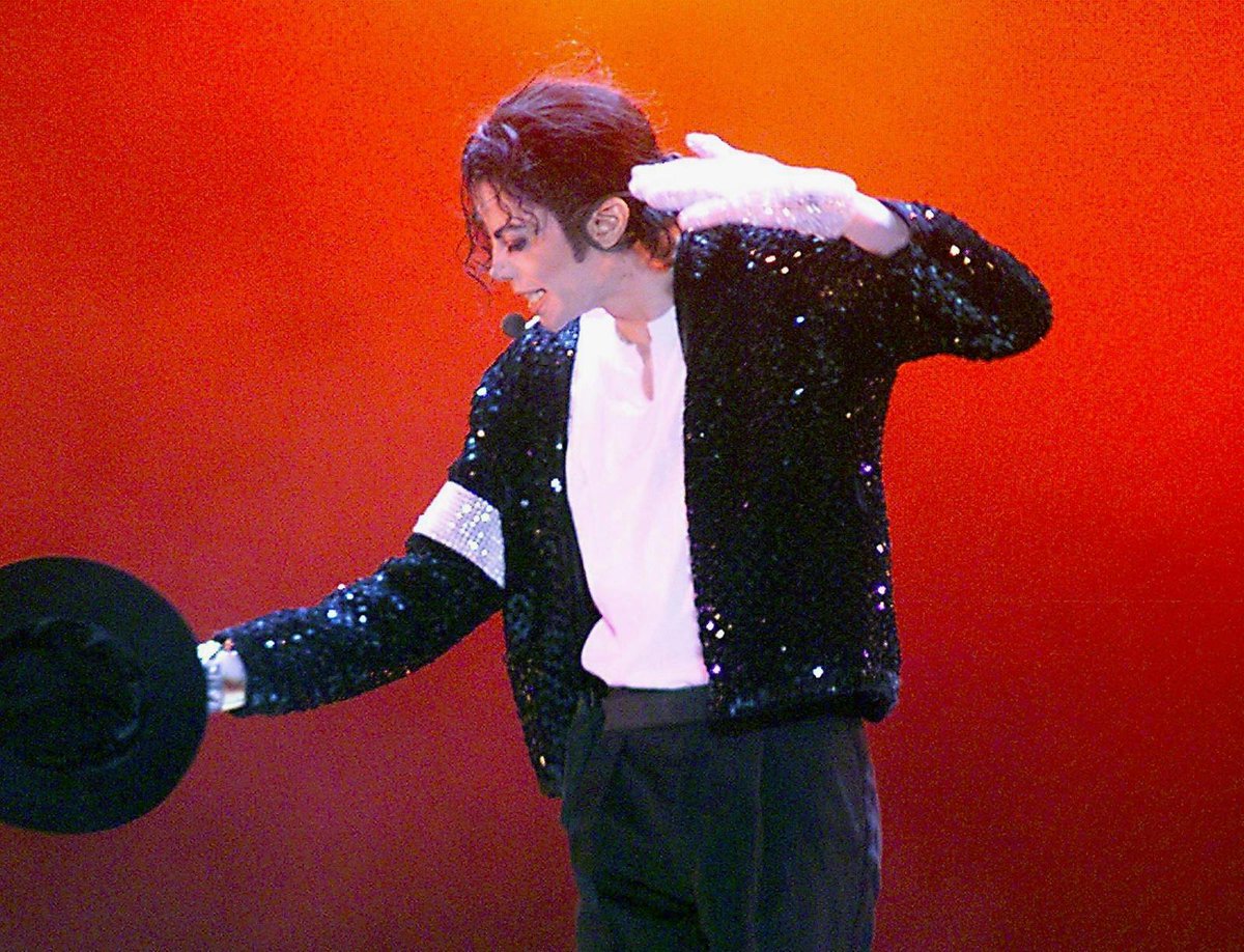 Белая перчатка Майкла Джексона c турне "Victory" была продана за $112 тыс. - Фото