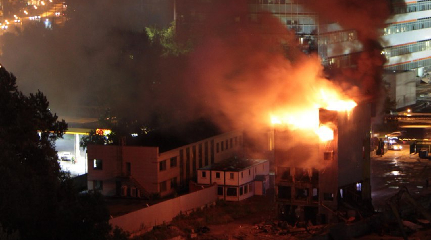 Десять человек погибли при пожаре в индийском отеле, где находились больные COVID-19 - Фото