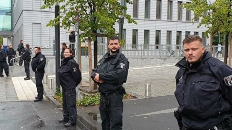 Берлинская полиция круглосуточно дежурит у клиники, где лечат Навального - Фото