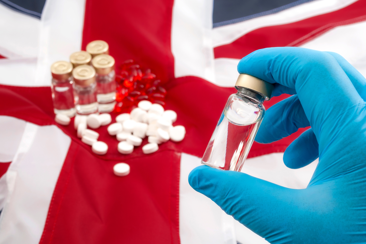 Правительство Великобритании призвало поставщиков нарастить запасы лекарств - Фото