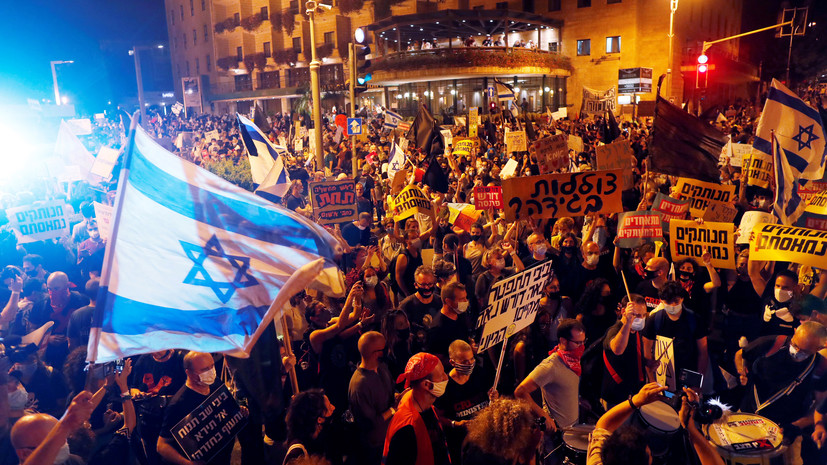 Около 15 тысяч человек митингуют у резиденции Нетаньяху в Иерусалиме - Фото