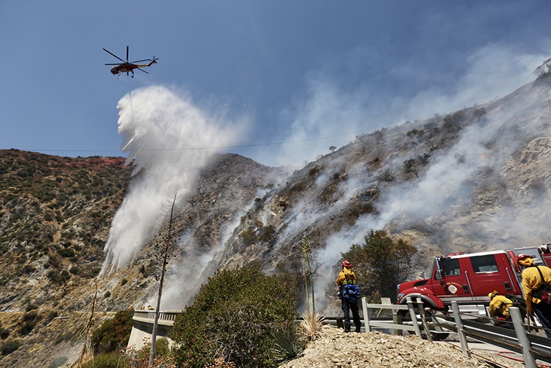 В Калифорнии эвакуируют тысячи людей из-за природных пожаров - Фото