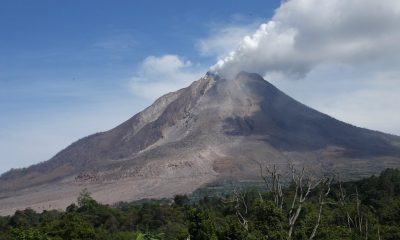 В Индонезии произошло извержение вулкана Синабунг - Фото