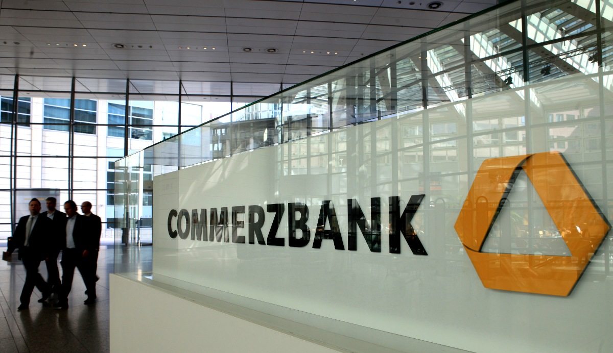 Прибыль Commerzbank снизилась на 21% во II квартале - Фото
