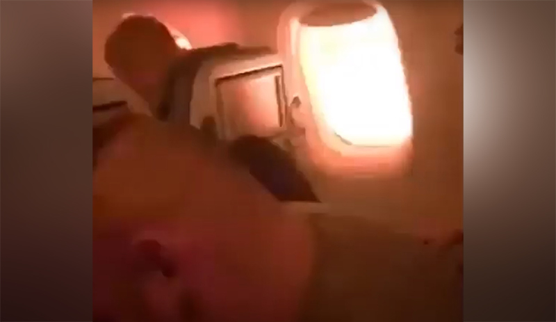 Пассажиры Boeing 767 сняли на видео горящий во время полета двигатель - Фото