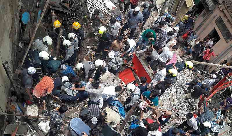 При обрушении дома в Индии погибли восемь человек - Фото
