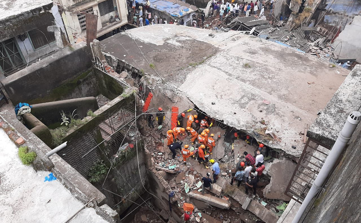 Число погибших при обрушении здания в Индии выросло до 16 - Фото