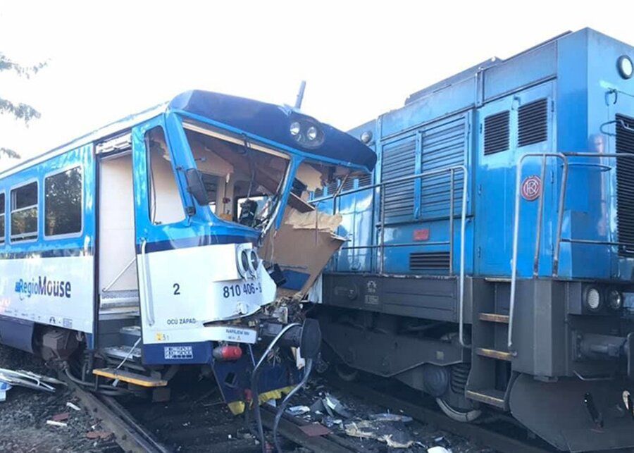 В Чехии поезд столкнулся с техническим составом, есть пострадавшие - Фото
