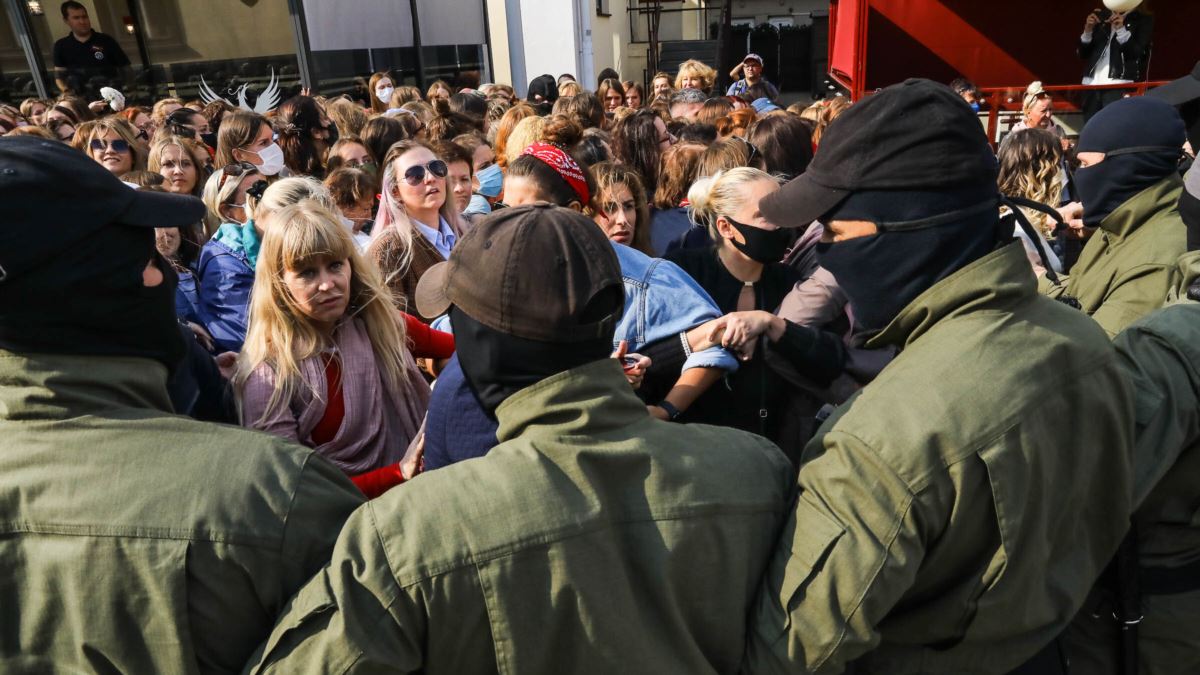 Женщины снова вышли на марш в центре Минска. Начались задержания - Фото