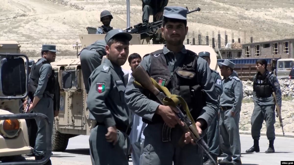 В Афганистане десять полицейских погибли после столкновений с талибами - Фото