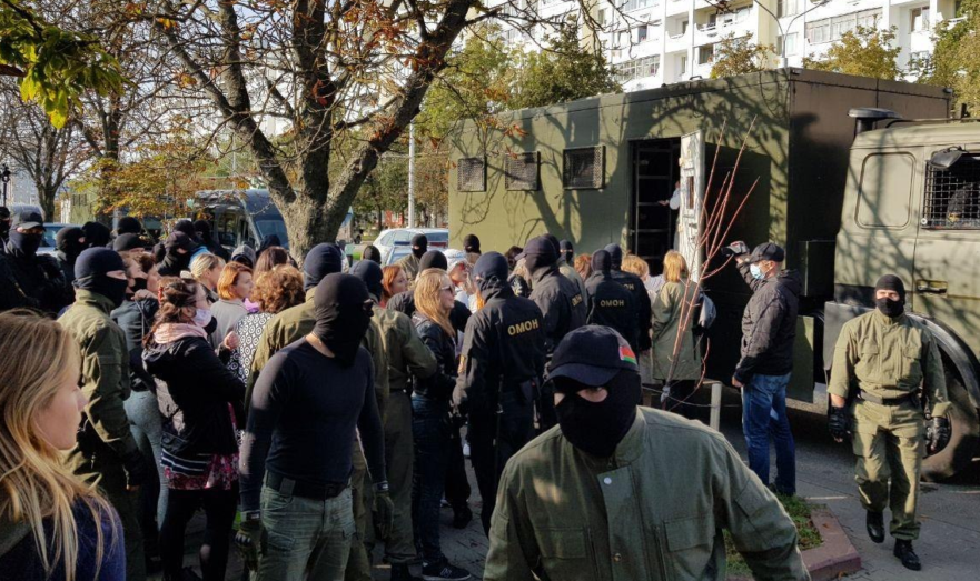 Женская акция протеста в Минске прошла с задержаниями - Фото