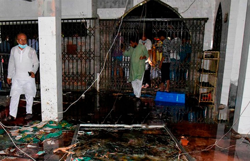 Число жертв взрыва газа в мечети в Бангладеш достигло 21 - Фото
