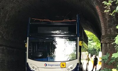 В Великобритании школьный автобус врезался в мост - Фото