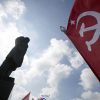 В Бразилии хотят приравнять серп и молот к свастике - Фото