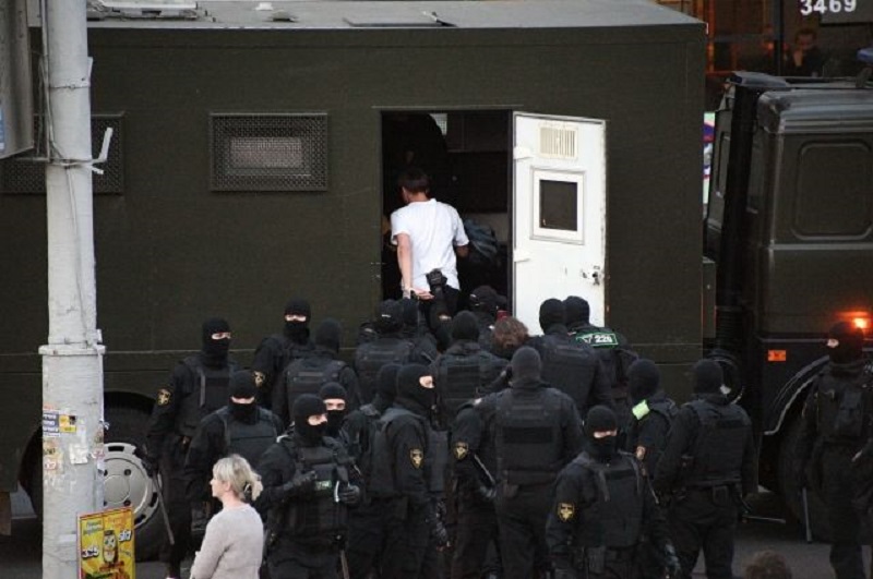 В ходе акций протеста в Минске задержали более 10 человек - Фото