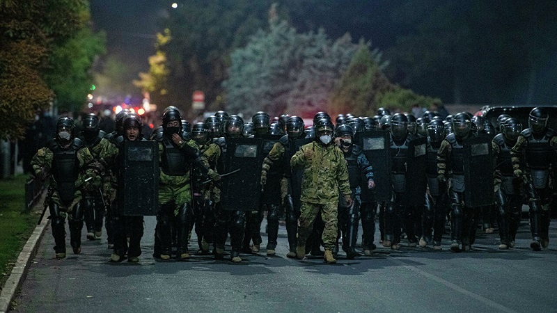 В Бишкеке в ходе столкновений пострадали 190 сотрудников милиции - Фото