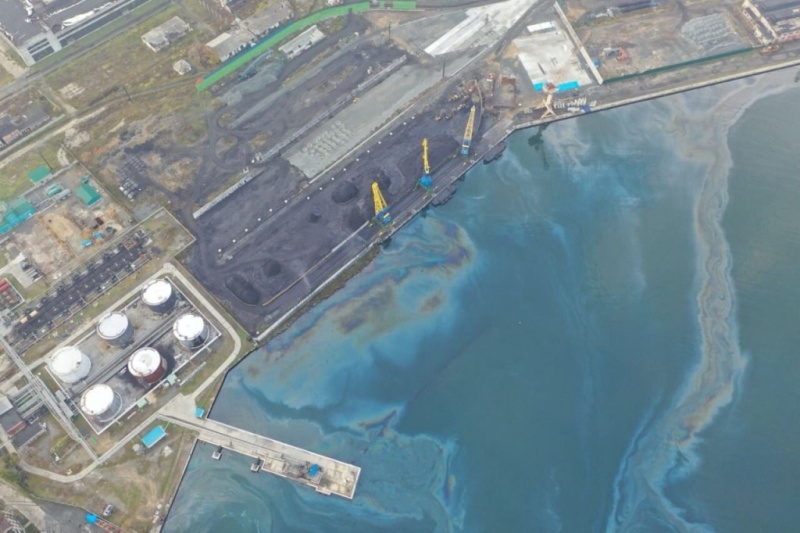 В акватории порта Находки произошел крупный разлив нефтепродуктов - Фото