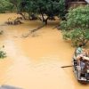 Жертвами наводнения в центральной части Вьетнама стали 117 человек - Фото