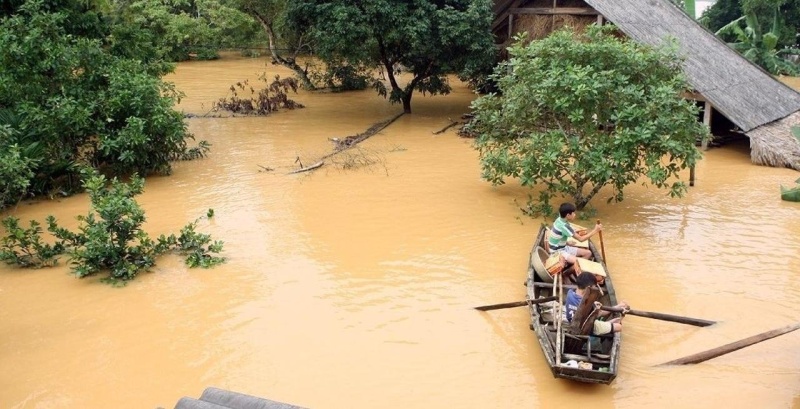 Жертвами наводнения в центральной части Вьетнама стали 117 человек - Фото